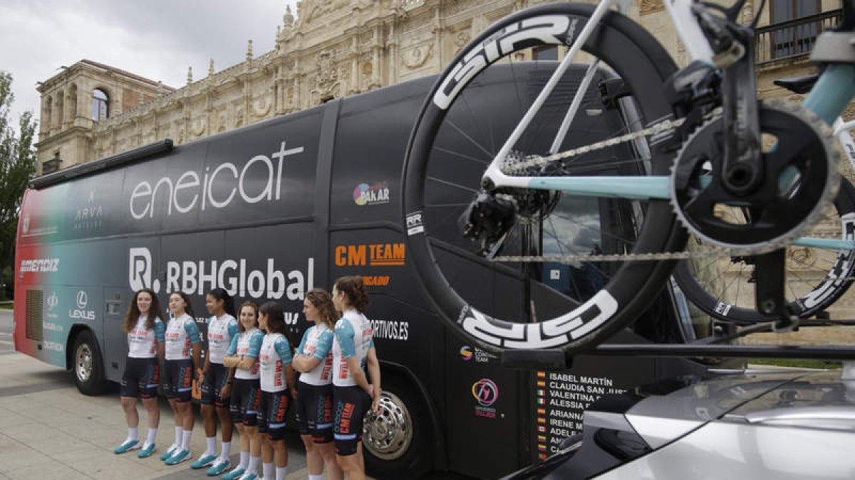 El Eneicat CM Team RBH Global delante del Parador de San Marcos antes de partir rumbo a Valencia para disputar la Vuelta.