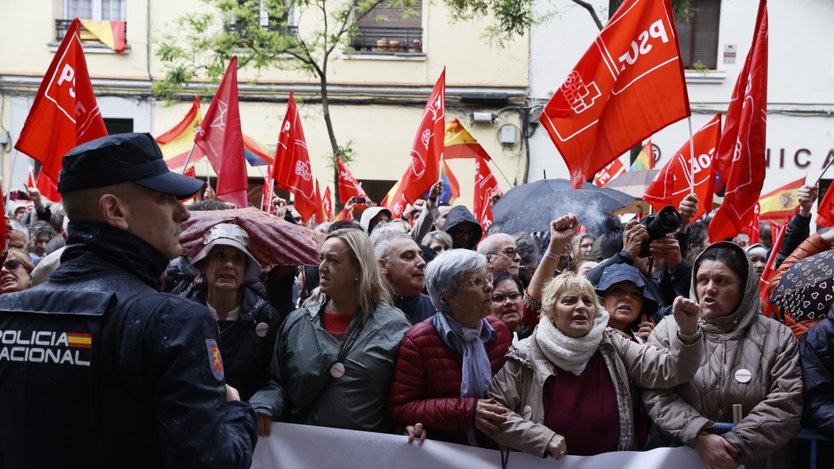 Simpatizantes del PSOE se concentran en los alrededores de la sede socialista de Ferraz para mostrar su apoyo al presidente del Gobierno, Pedro Sánchez