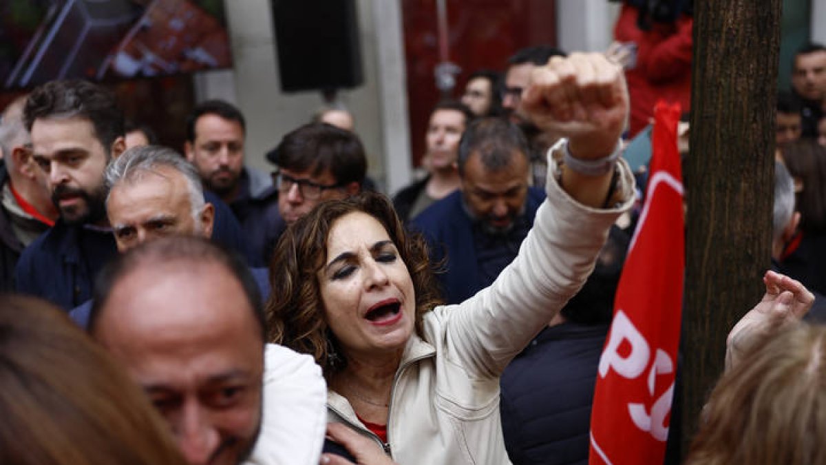 La vicepresidenta primera del Gobierno de España María Jesús Montero, saluda a un grupo de simpatizantes tras interrumpir el acto los líderes socialistas presentes en el Comité Federal del PSOE.