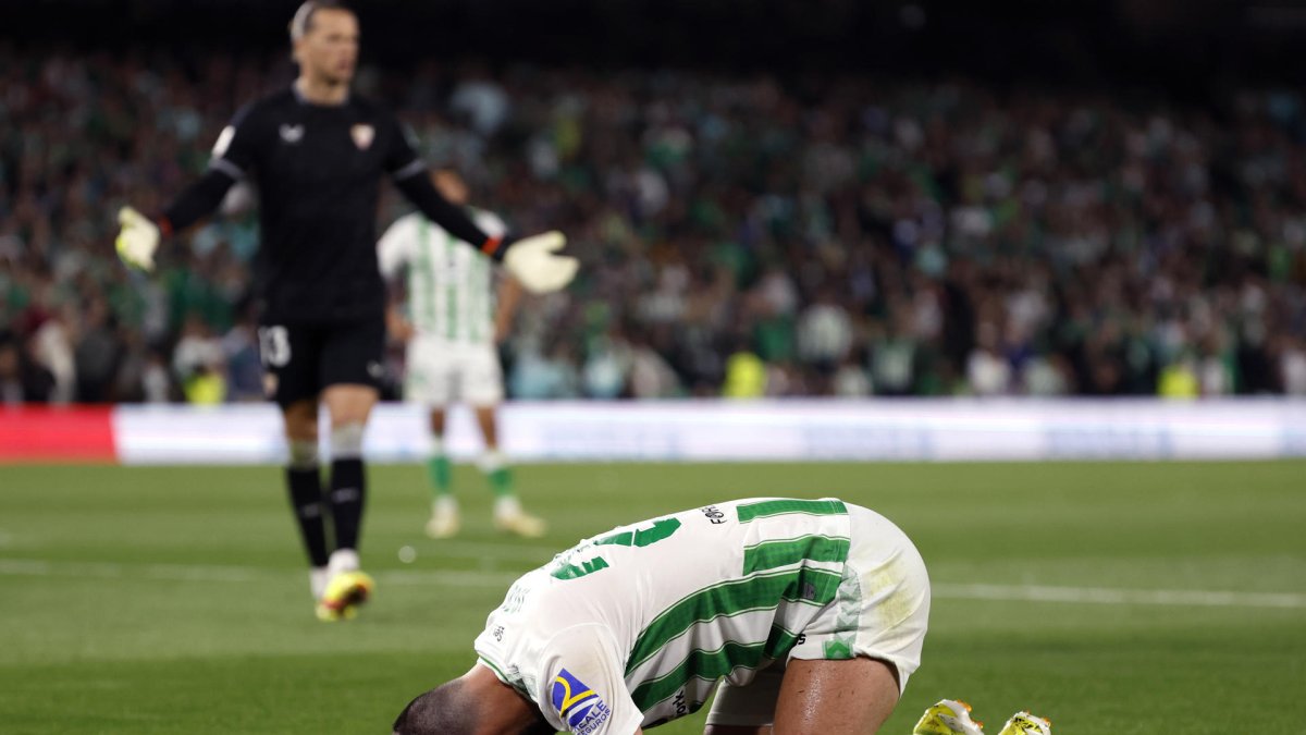 El centrocampista del Betis Francisco Alarcón 'Isco', durante el partido de Liga en Primera División que Real Betis y Sevilla FC disputaron en el estadio Benito Villamarín. EFE/Julio Muñoz