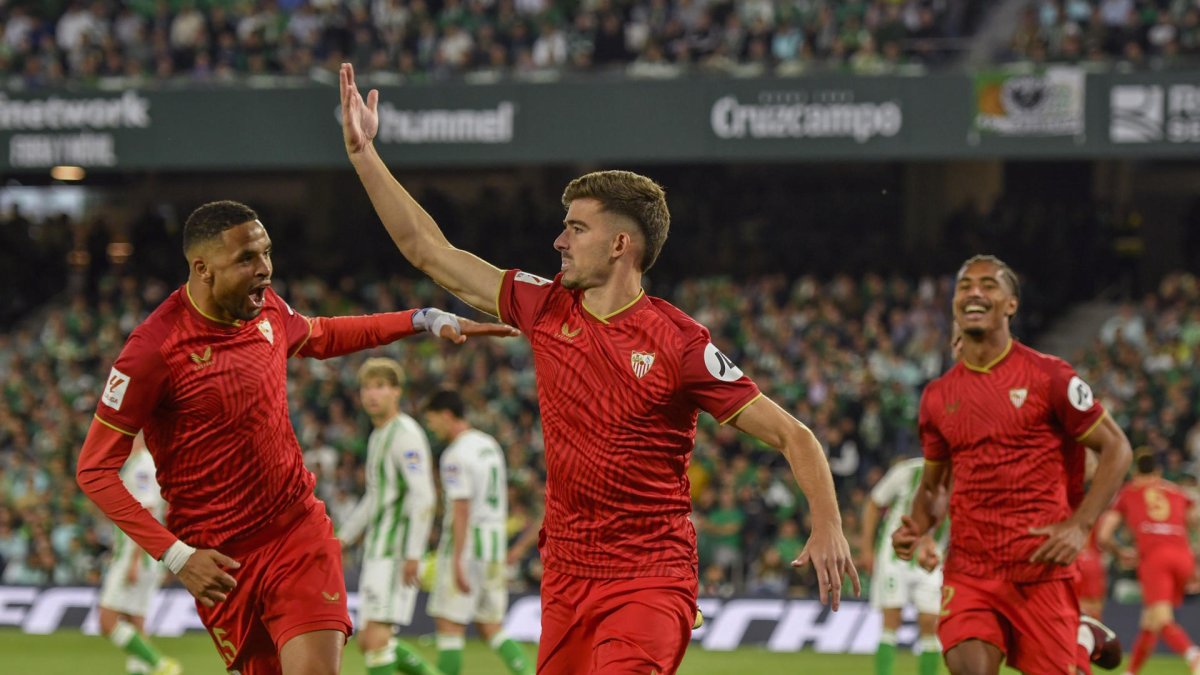 El defensa del Sevilla Kike Salas (c) celebra tras marcar ante el Betis, durante el partido de Liga en Primera División que Real Betis y Sevilla FC disputaron en el estadio Benito Villamarín. EFE/Raúl Caro