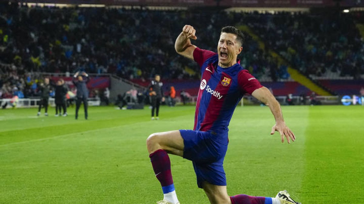 El delantero polaco del FC Barcelona, Robert Lewandowski, celebra uno de sus goles.