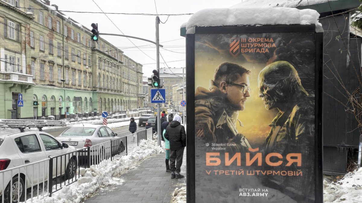 Imagen de un cartel que llama al alistamiento en el Ejército de Ucrania.EFE/Rostyslav Averchuk