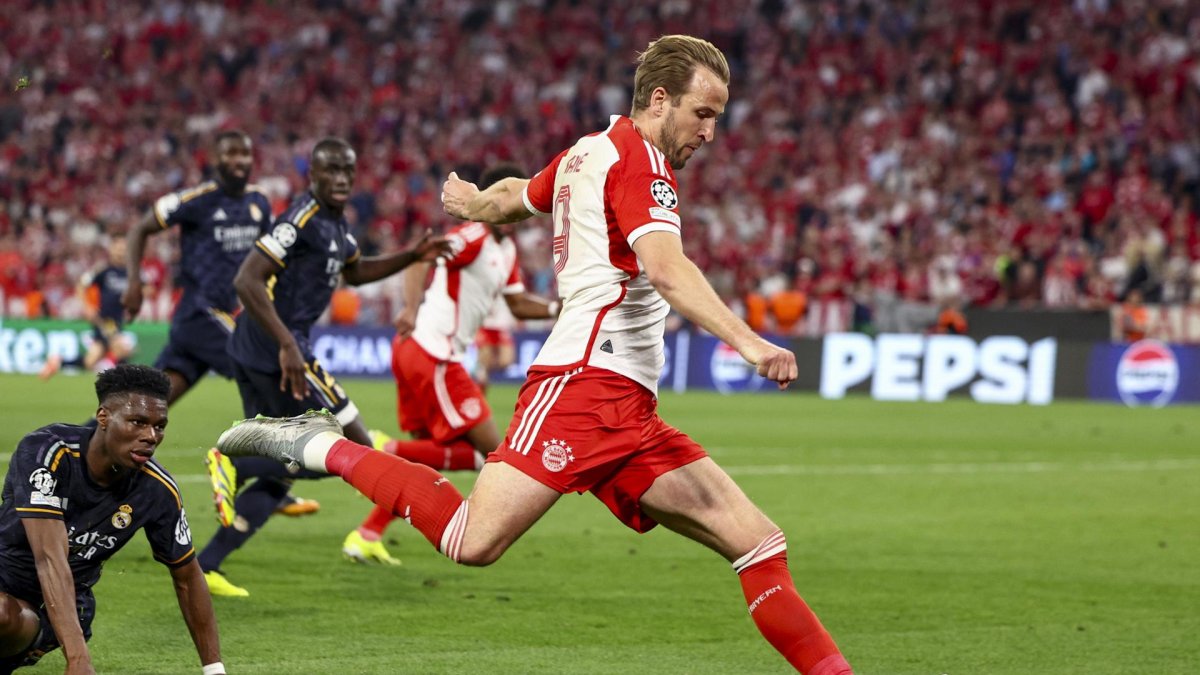 E delantero del Bayern Múnich Harry Kane en acción durante la ida de semifinales de la UEFA Champions League en Múnich, Alemania. EFE/EPA/ANNA SZILAGYI