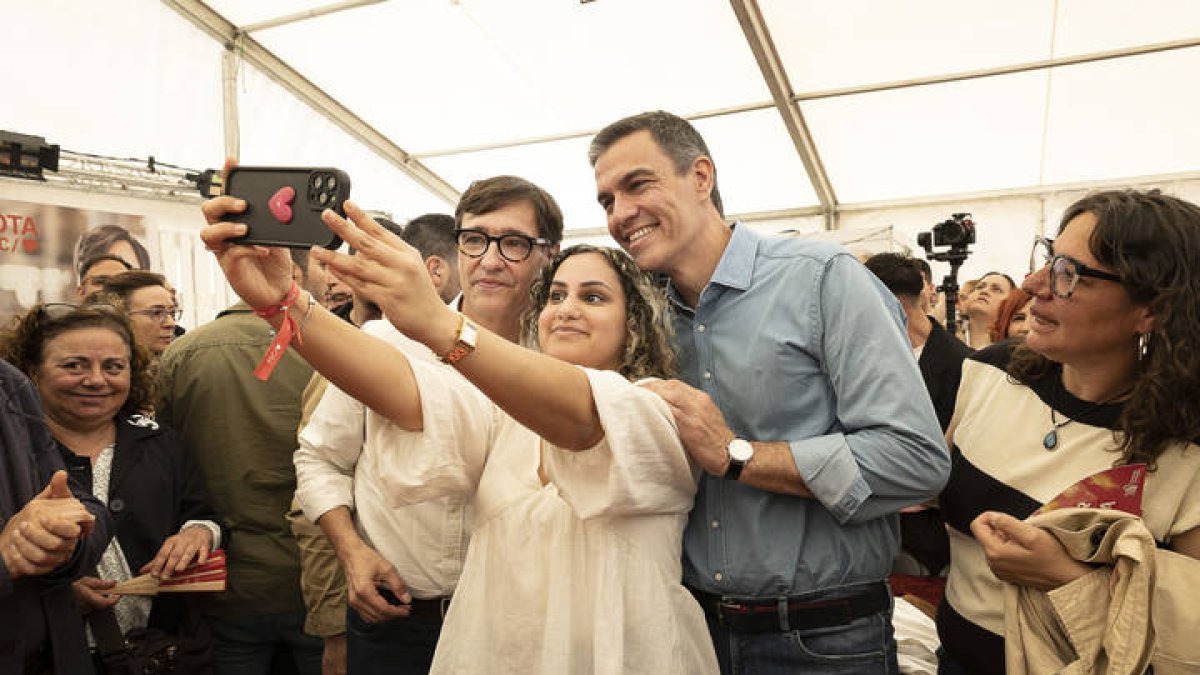 El presidente del Gobierno, Pedro Sánchez, ha irrumpido por sorpresa este miércoles en la Feria de Abril de Barcelona.