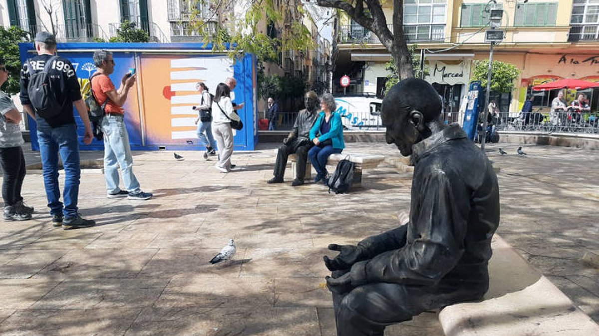 Una estatua de un anciano en Málaga.