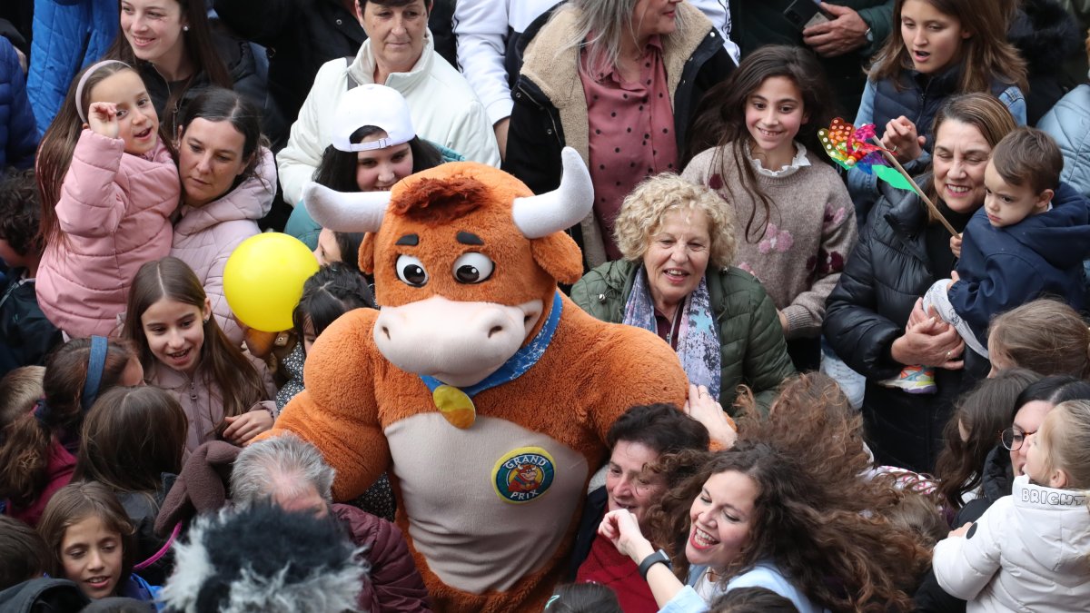 Un momento del acto en la plaza de Bembibre con la alcaldesa entre el público.