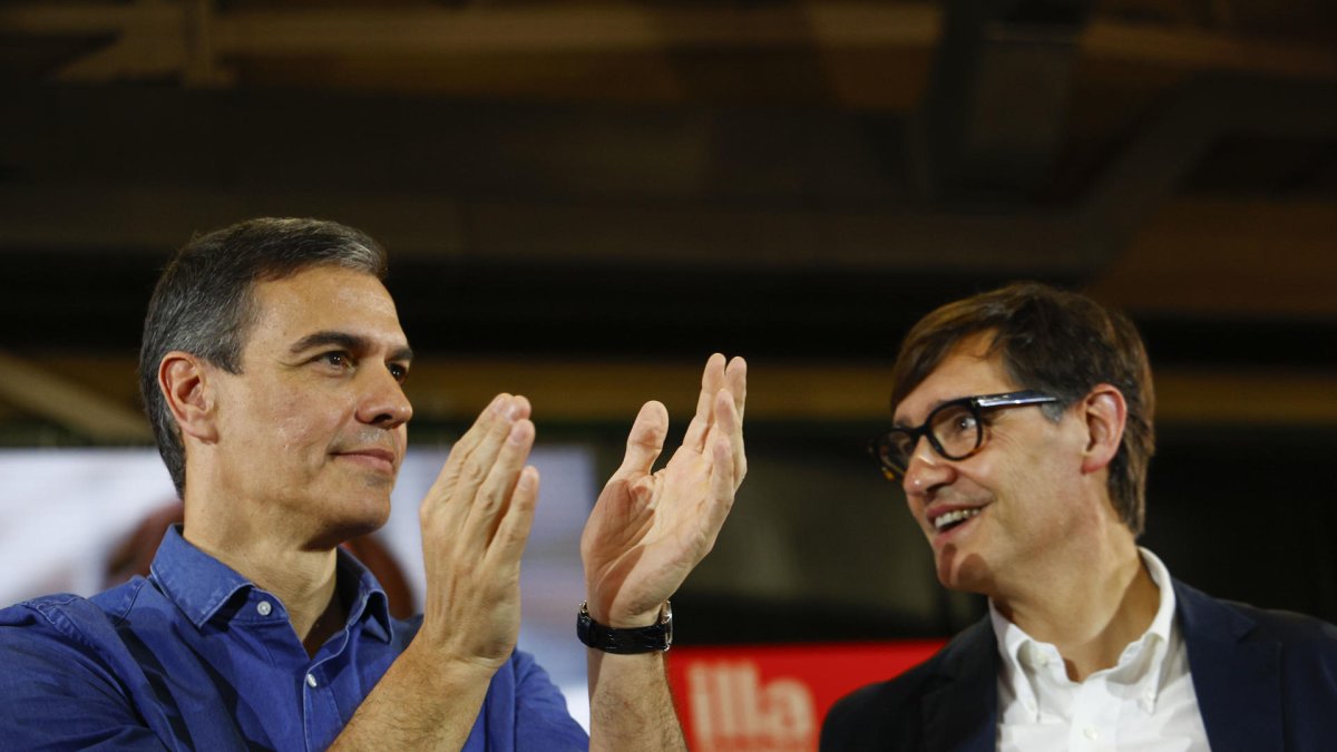 El presidente del Gobierno, Pedro Sánchez, y el candidato del Partido Socialista Catalán, Salvador Illa (d), este jueves, en un acto de campaña del PSC en Sant Boi (Barcelona). EFE/ Quique García