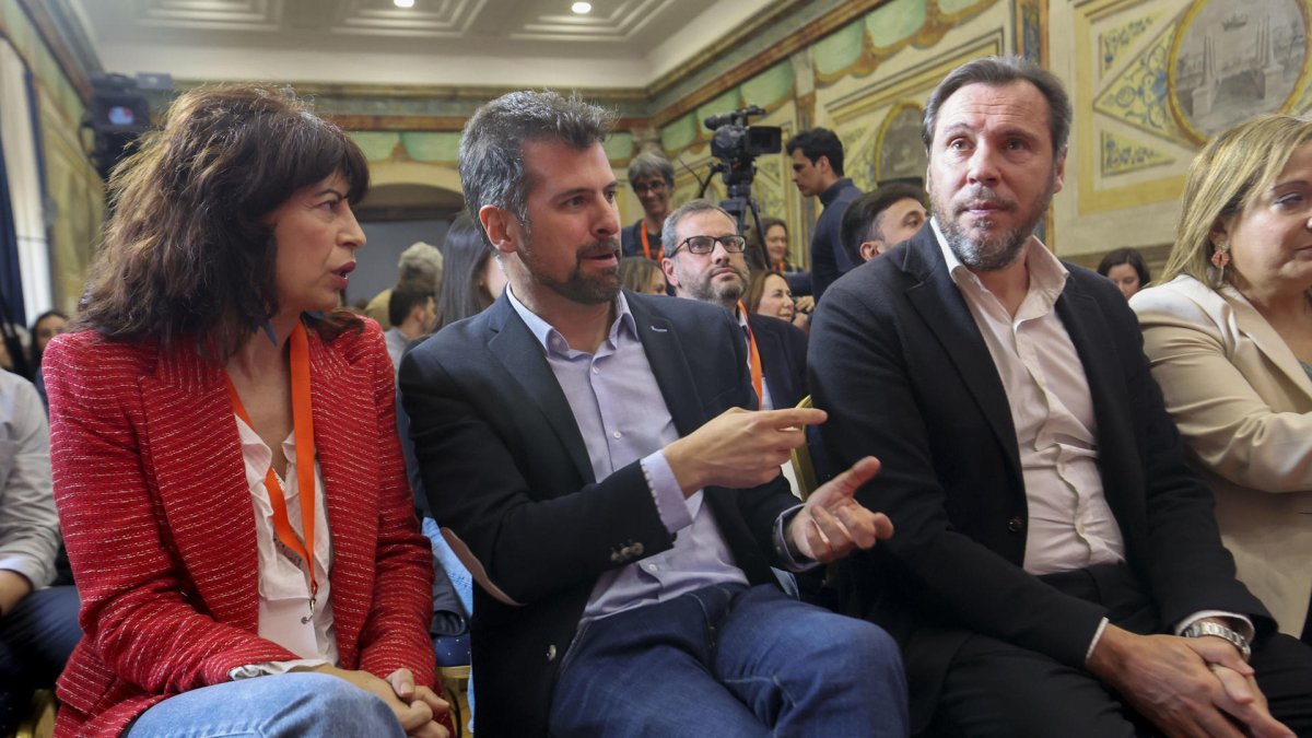 El ministro de Trasportes y Movilidad, Óscar Puente (d), el portavoz del PSOE de Castilla y León y la ministra de Igualdad, Ana Redondo, durante su participación en la III Escuela de Gobierno que se celebra hoy viernes en el Colegio Arzobispo Fonseca de Salamanca. EFE/J.M.GARCÍA.