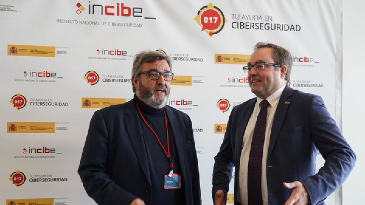 El Instituto Nacional de Ciberseguridad y el Torneo Magistral de Ajedrez Ciudad de León celebran la segunda edición de la Jornada de Ajedrez, Inteligencia Artificial y Ciberseguridad. En la imagen, el director del Incibe, Félix Barrio y el Maestro Internacional de Ajedrez, Marcelino Sión.