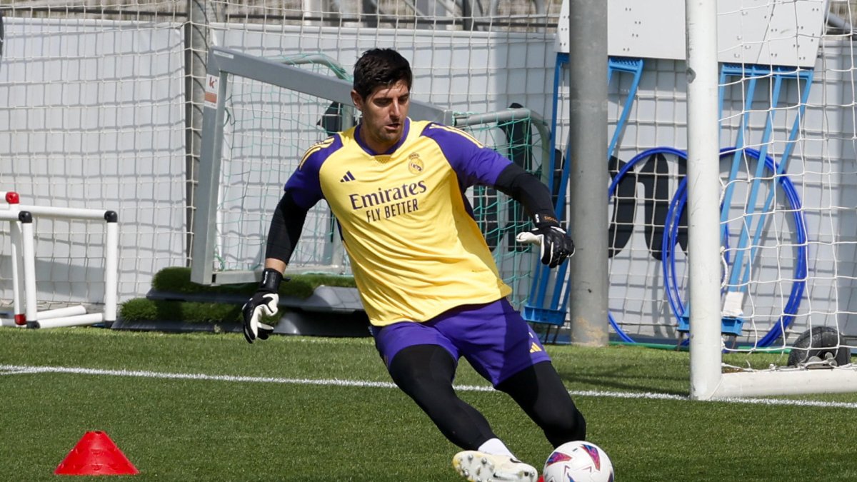 El guardameta belga del Real Madrid, Thibaut Courtois, en un entrenamiento del equipo en la Ciudad Deportiva de Valdebebas en Madrid. EFE/ J.J. Guillén