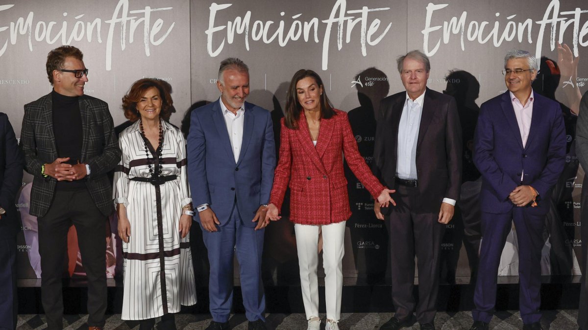 La reina Letizia (3d) posa junto al ministro de Política Territorial y Memoria Democrática, Víctor Torres (3i), y la presidenta del Consejo de Estado, Carmen Calvo (2i), antes del comienzo del concierto EmociónArte, un evento organizado por la Fundación Princesa de Girona que promueve el bienestar emocional entre los jóvenes, este lunes en Madrid. EFE/ J.J. Guillén