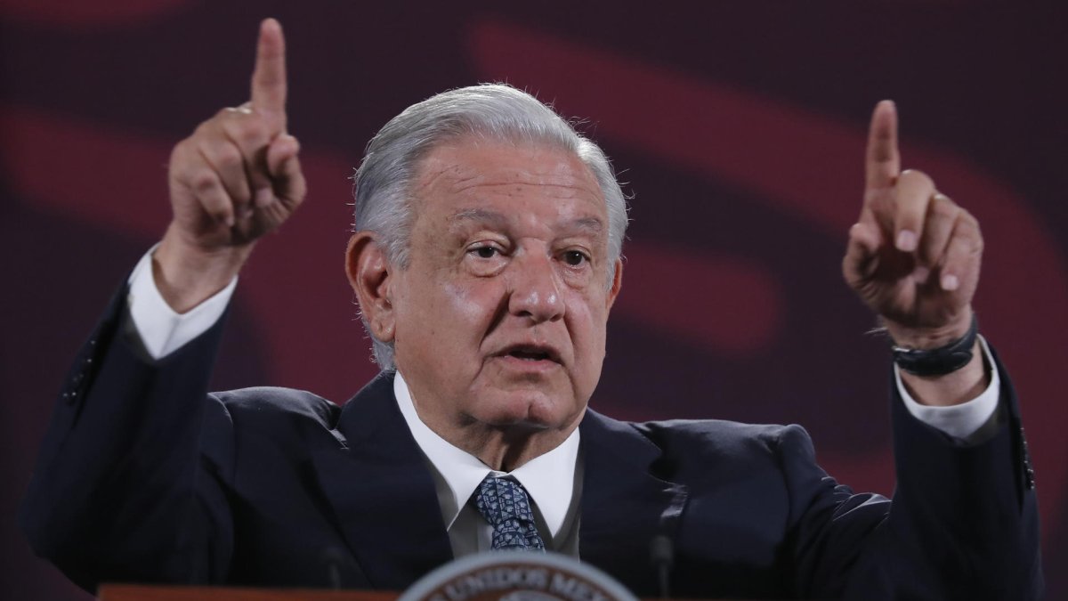 El presidente de México, Andrés Manuel López Obrador, participa este lunes durante su conferencia matutina en Palacio Nacional, de la Ciudad de México (México). EFE/ Mario Guzmán