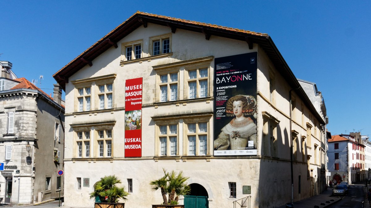 Maru Rizo dona 32 obras del artista de Bembibre Amable Arias al Musée Basque de Bayona.