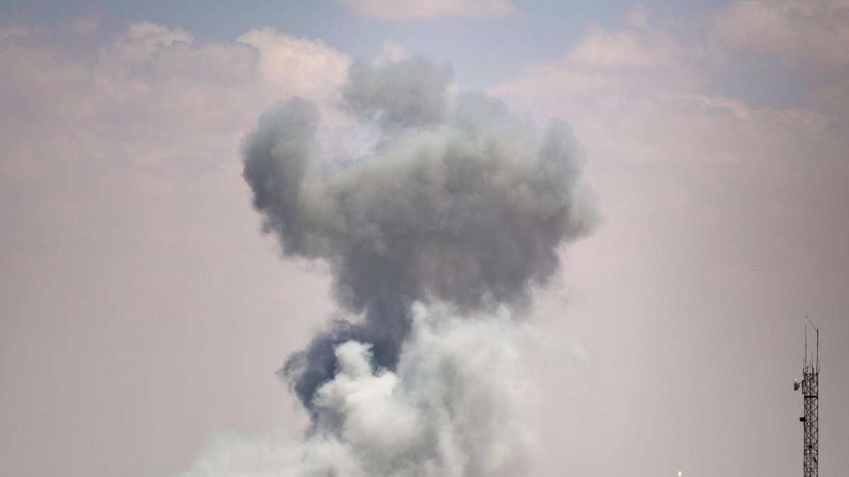 Rafah (Gaza), 07/05/2024.- El humo se eleva después de un ataque aéreo israelí, en Rafah, sur de la Franja de Gaza, este martes. El ejército israelí declaró elque llevó a cabo 