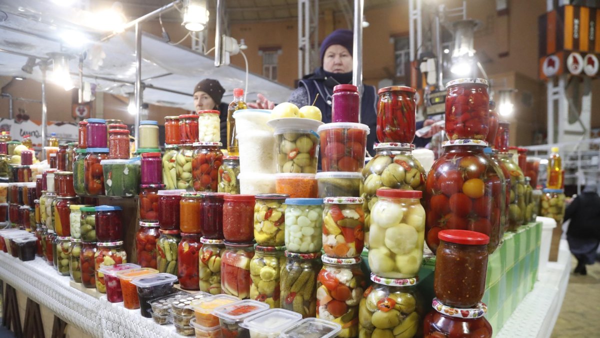 Imagen de archivo de botes de encurtidos en un mercado. EFE/EPA/ZURAB KURTSIKIDZE