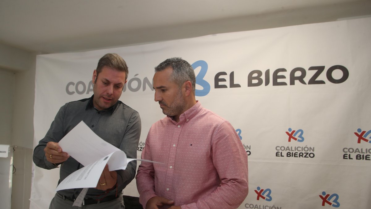 Iván Alonso y David Pacios, concejales de Coalición por el Bierzo en el equipo de gobierno de Ponferrada, este miércoles en rueda de prensa.