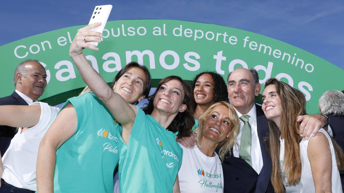 El presidente de Iberdrola con las embajadoras de la compañía, entre ellas Lidia Valentín. DL