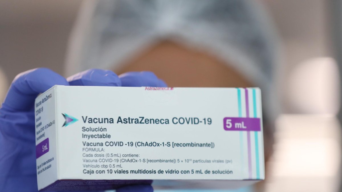 Foto archivo. Una persona muestra un envase de la vacuna AstraZeneca para combatir la covid-19. EFE/Sáshenka Gutiérrez
