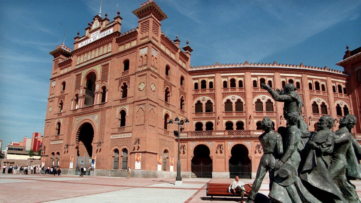 Imagen de archivo del exterior y entorno de la plaza de toros de Las Ventas, en Madrid. Efe/J.J. Guillén