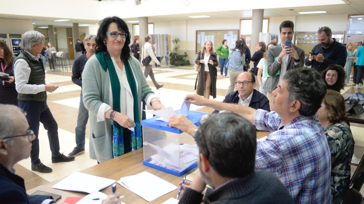 La candidata Teresa Mata vota en las elecciones a la ULE.