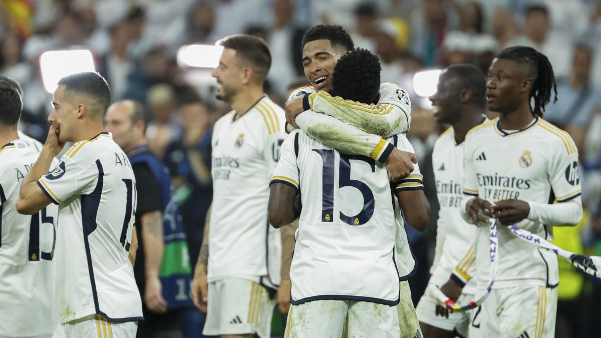 Los jugadores del Real Madrid celebran la victoria tras el partido de vuelta de las semifinales de la Liga de Campeones que Real Madrid y Bayern de Múnich disputaron en el estadio Santiago Bernabéu, en Madrid. EFE/Mariscal