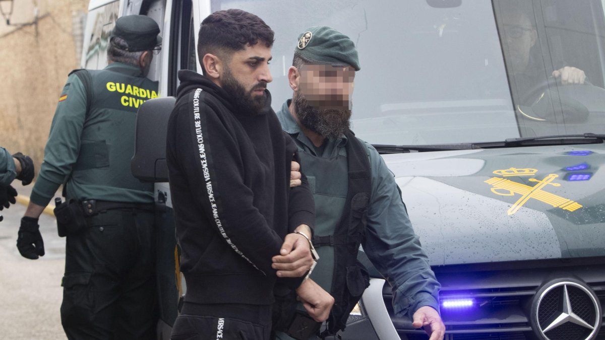 Imagen de archivo de agentes de la Guardia Civil trasladando a los juzgados de Barbate (Cádiz) a uno de los ocho detenidos por la muerte de dos guardias civiles a los que arrollaron con una narcolancha en la localidad gaditana de Barbate. EFE/Román Ríos.