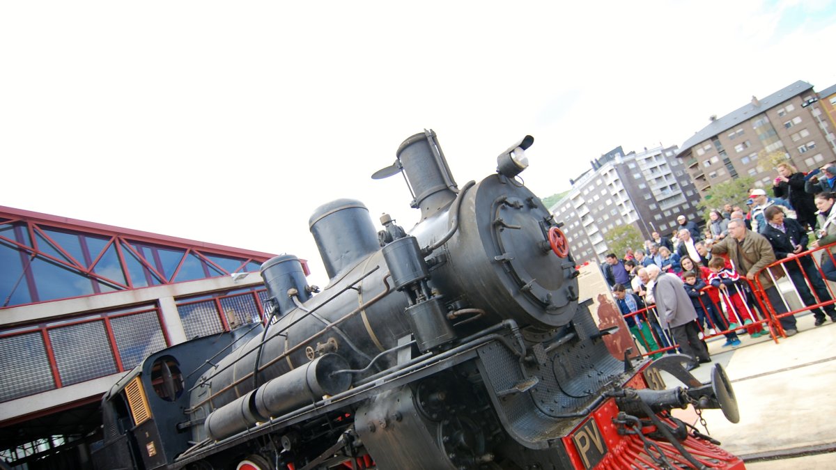 La locomotora 31 del tren Ponferrada-Villablino, saliendo del Museo del Ferrocarril de Ponferrada durante una exhibición.