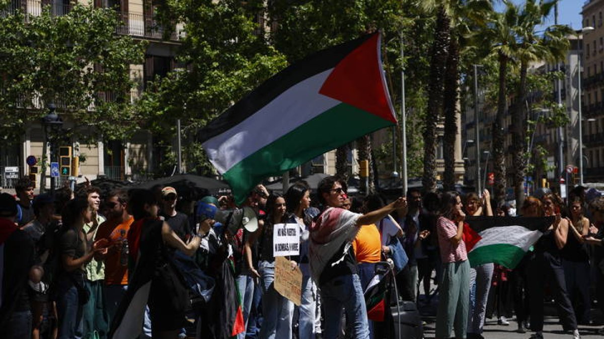 Decenas de jóvenes protestan ante el edificio central histórico de la UB donde siguen acampados un centenar de estudiantes para mostrar su solidaridad con Palestina, este miércoles en que el claustro de la Universidad de Barcelona (UB) ha votado a favor de una moción de apoyo a Palestina y contra el 