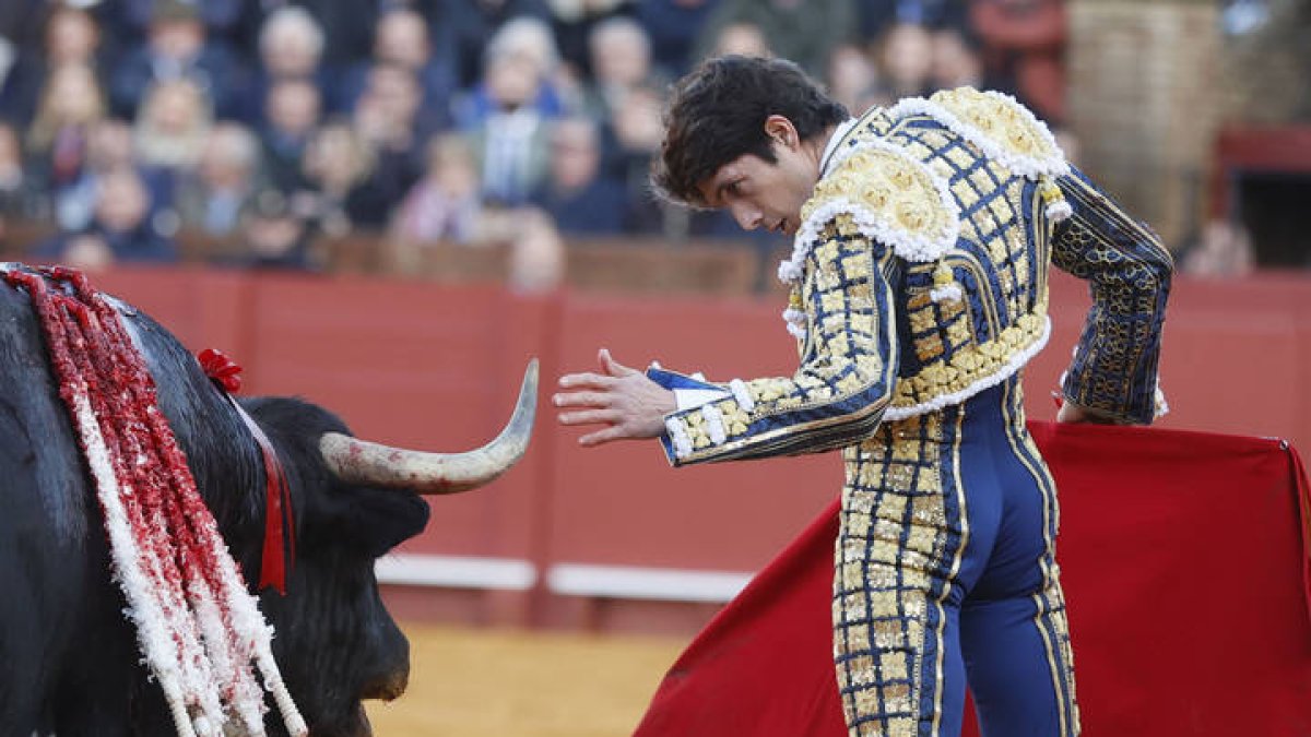 SEVILLA, 31/03/2024.- El torero francés Sebastián Castella lidia su primer toro durante el festejo que marca la apertura de la temporada taurina en la plaza de la Real Maestranza de Sevilla, en la tarde del Domingo de Resurrección, con toros de Hermanos García Jiménez. EFE/José Manuel Vidal