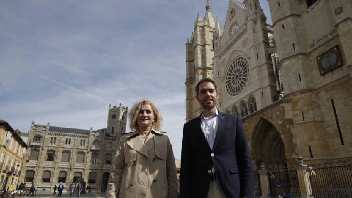 Los diputados Silvia Franco y Sergio Sayas, ayer al presentar la PNL frente a la Catedral.