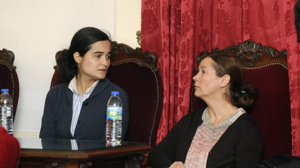 Triana Martínez conversa con su madre en la conclusión de la vista oral.
