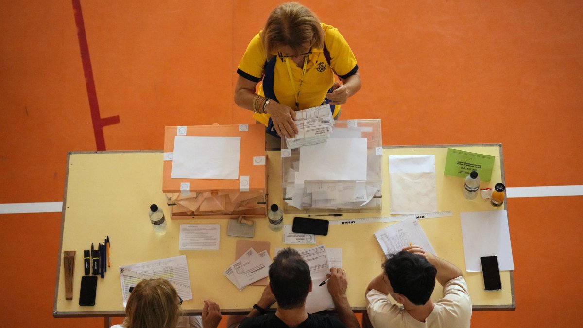Imagen de archivo de  una cartera entregando los votos por correo en una mesa electoral en Cataluña en las pasadas elecciones generales. EFE/Alejandro García