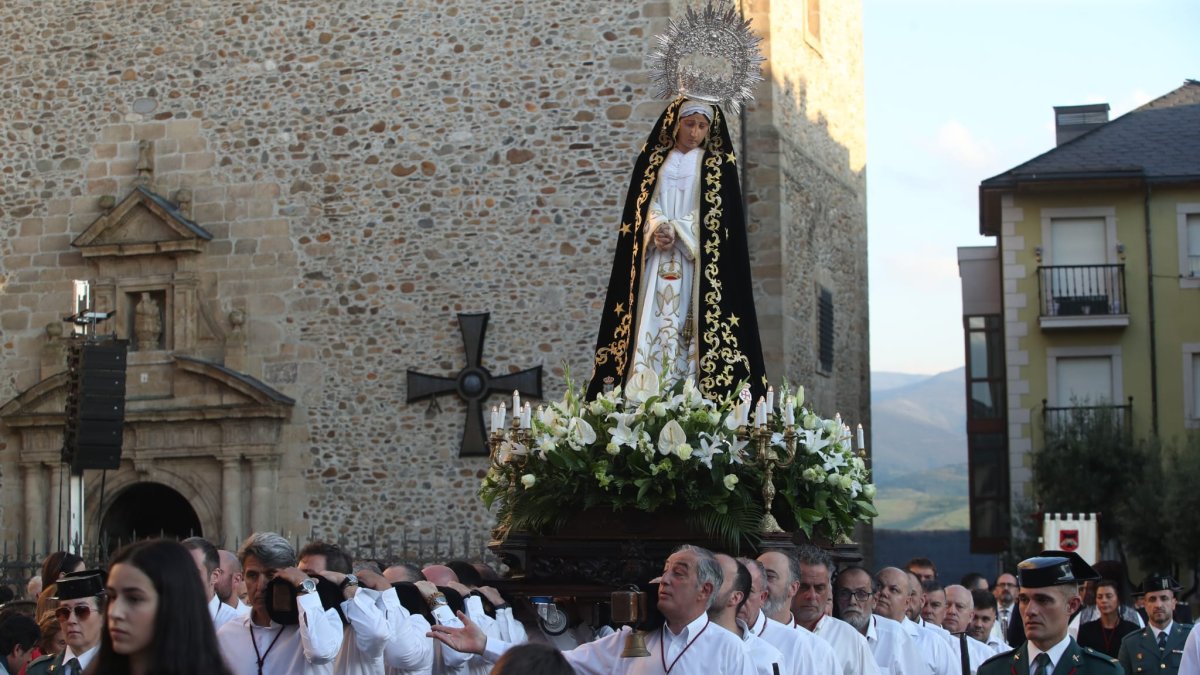 La Virgen de la Soledad recorrió el casco antiguo tras salir de la Basílica de la Encina.
