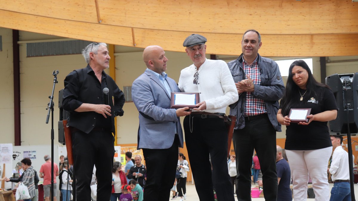 Momento del reconocimiento a los premiados de la feria «Saborea Boñar». CAMPOS