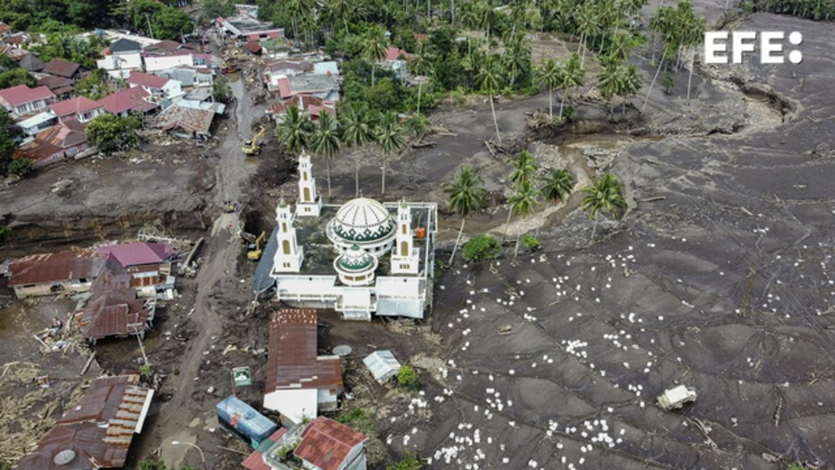 Fotografía aérea este lunes de zonas anegadas por la riada de agua y lava fría en el distrito de Tanah Datar, en la provincia de Sumatra Occidental, en el oeste de Indonesia.
                      EFE/EPA/MUHAMMAD ALI