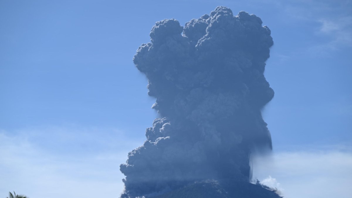El volcán Ibu, en el este de Indonesia, entró este lunes en erupción y lanzó una columna de humo y ceniza de 5.000 metros de altura que se desplaza hacia el oeste, indicó el Instituto de Vulcanología indonesio (Magma). 
                      SOLO USO EDITORIAL/SOLO DISPONIBLE PARA ILUSTRAR LA NOTICIA QUE ACOMPAÑA (CRÉDITO OBLIGATORIO)