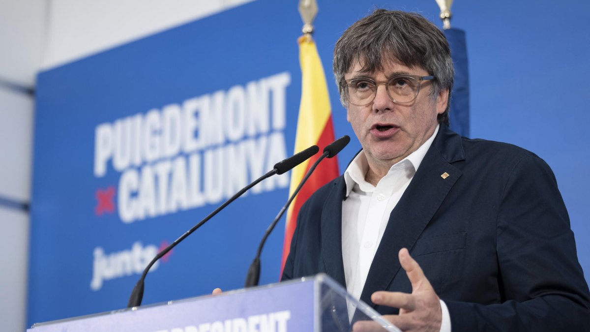 El candidato de Junts a la presidencia de la Generalitat, Carles Puigdemont, durante la rueda de prensa que ha ofrecido este lunes en la que ha anunciado que presentará su candidatura en el Parlament para ser investido como president y ha afirmado que tiene opciones de lograrlo en segunda vuelta y liderar 