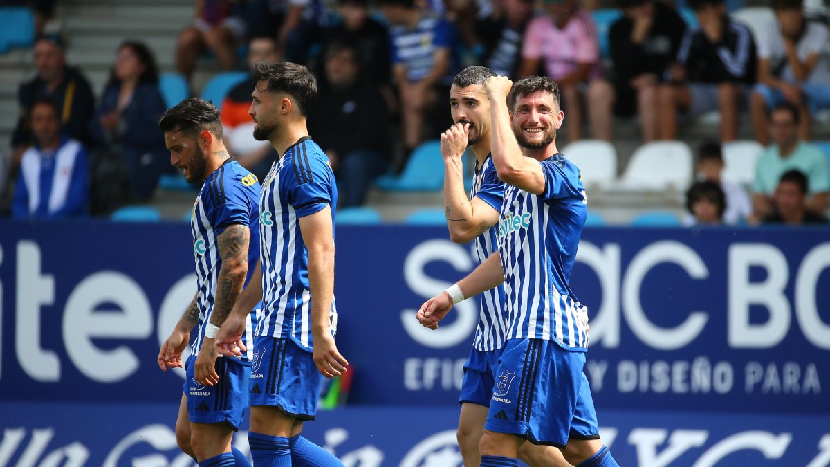 Borja Valle anotó los dos goles de su equipo ante el Real Unión en El Toralín.