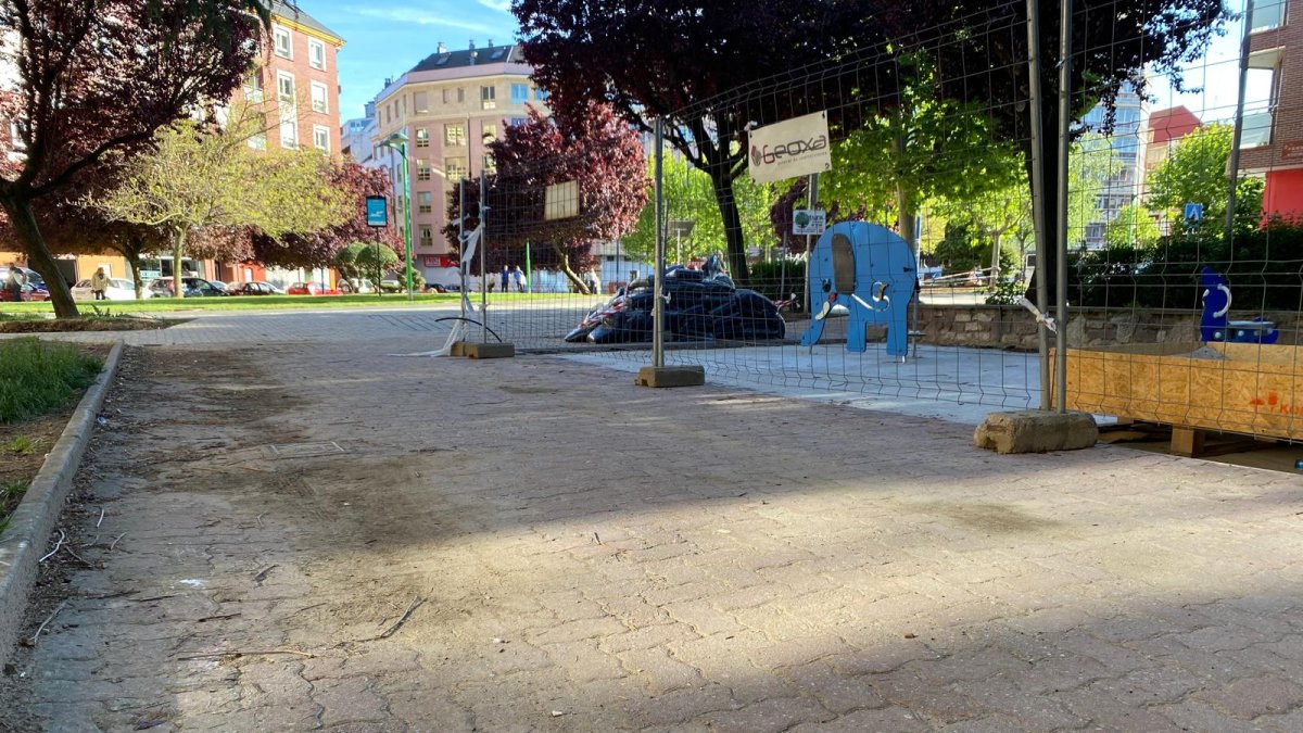 Estado de las obras en el parque de San Mamés, que han visitado los concejales de UPL