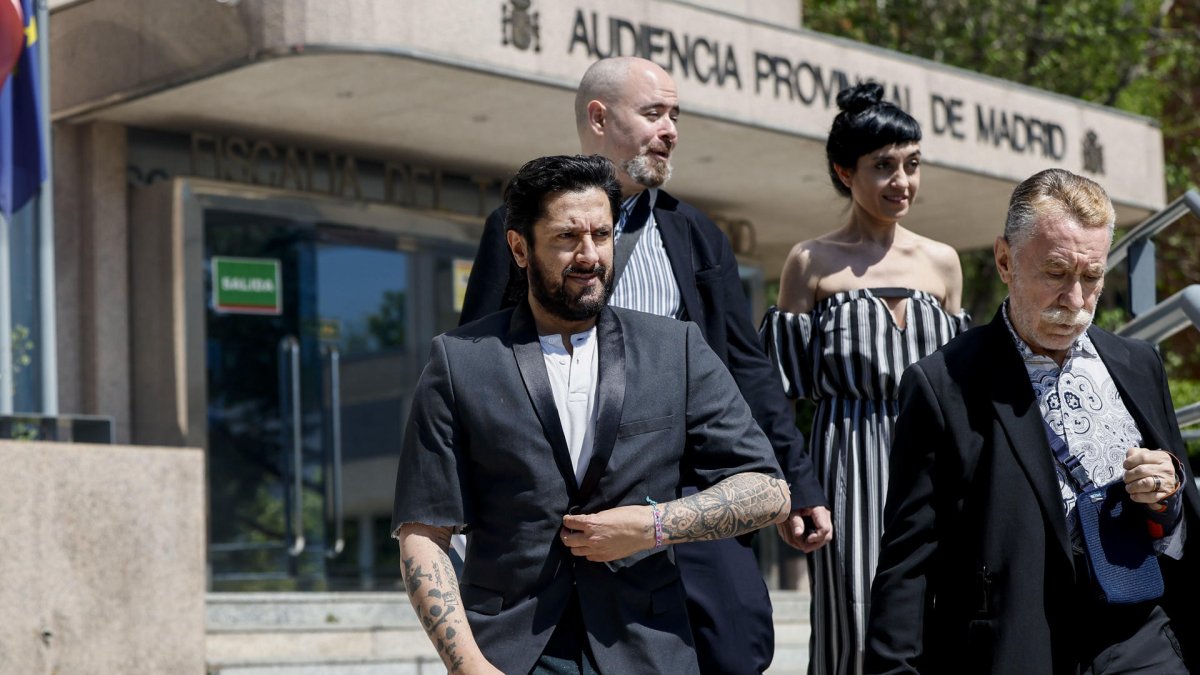 El bailaor Rafael Amargo (i) junto a su abogado Marcos Garcia Montes (d) a su salida de la Audiencia Provincial de Madrid, el pasado mes de abril. EFE/ Sergio Perez