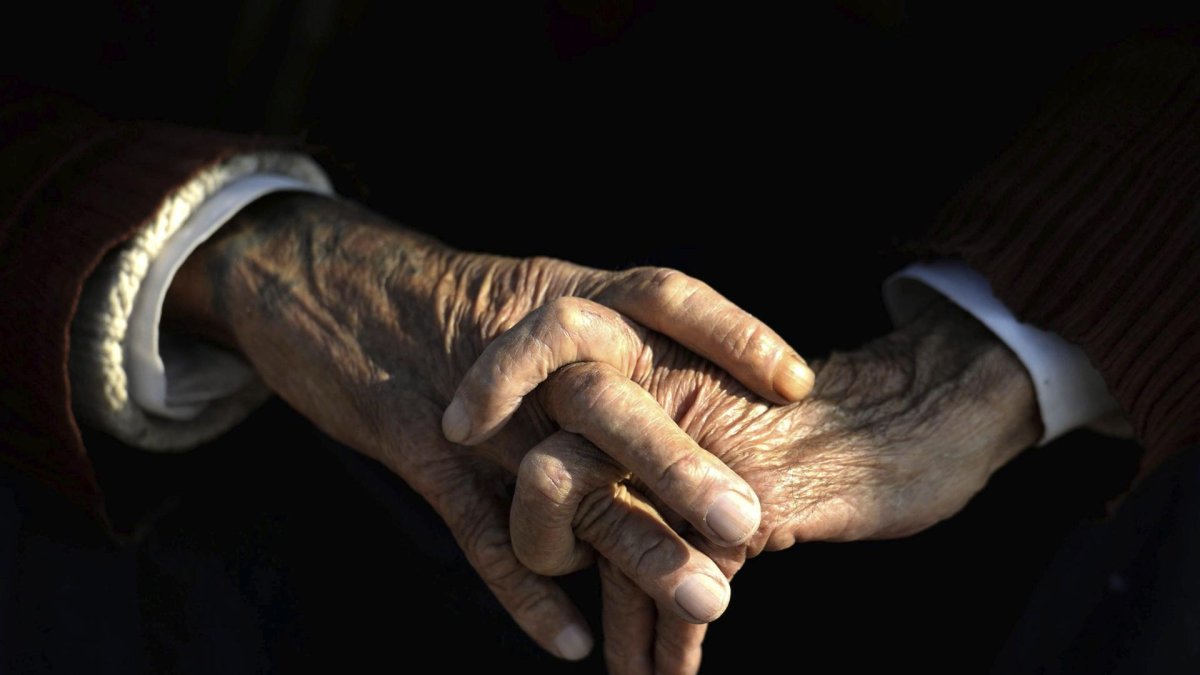 Vista de las manos de un anciano, en una imagen de archivo. EFE/Darek Delmanowicz