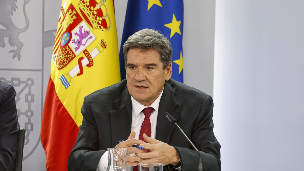 MADRID, 14/05/2024.- El ministro para la Transformación Digital y la Función Pública, José Luis Escrivá, durante la rueda de prensa posterior a la reunión del Consejo de Ministros.EFE/ Zipi