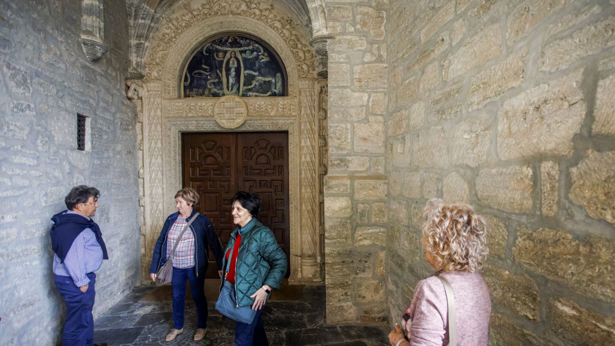 Vecinos de la localidad de Belorado en Burgos esperan el comienzo de una misa, que finalmente no se ha celebrado, en el monasterio de las Clarisas de Belorado en donde las las monjas han protagonizado un cisma.