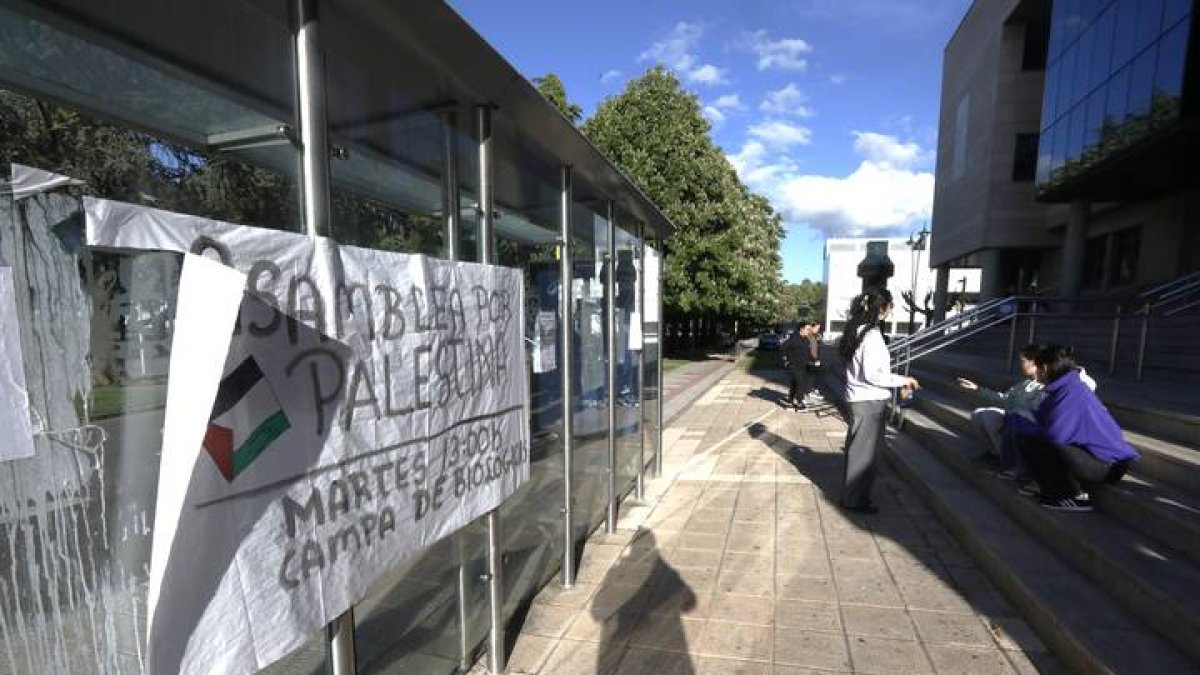 Pancarta del Frente de Estudiantes ante la biblioteca central.