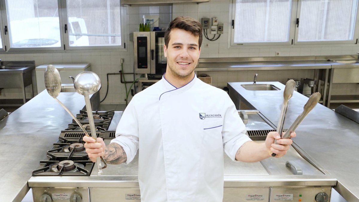 El joven cocinero de Aranda de Duero (Burgos) Andrés Esgueva posa durante una entrevista con la agencia EFE en la Escuela de Profesionales Alcazarén (Aspasia) en Valladolid. Una grave lesión de rodilla le obligó a colgar el palo de hockey, deporte en el que despuntaba, pero rápidamente sustituyó éste por el mango de una sartén, llevándole a un camino que le ha situado como una de las mayores promesas de la cocina en el panorama nacional. EFE/Nacho Gallego