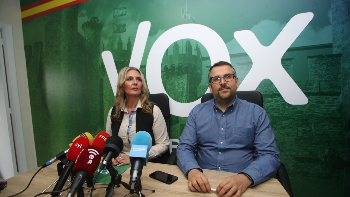 Los concejales de Vox en Ponferrada, Patricia González y Gerardo González.