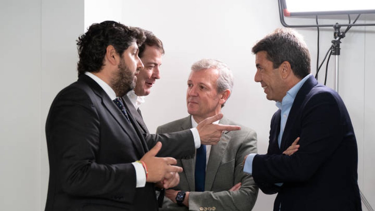 Los presidentes de Galicia, Alfonso Rueda (c); Murcia, Fernando López Miras (i); Valencia, Carlos Mazón (d), y Castilla y León, Alfonso Fernández Mañueco (2i), durante la reunión del Comité Ejecutivo Nacional del PP.