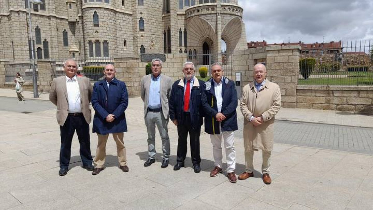 Miembros de Defensa y del Ayuntamiento de Astorga