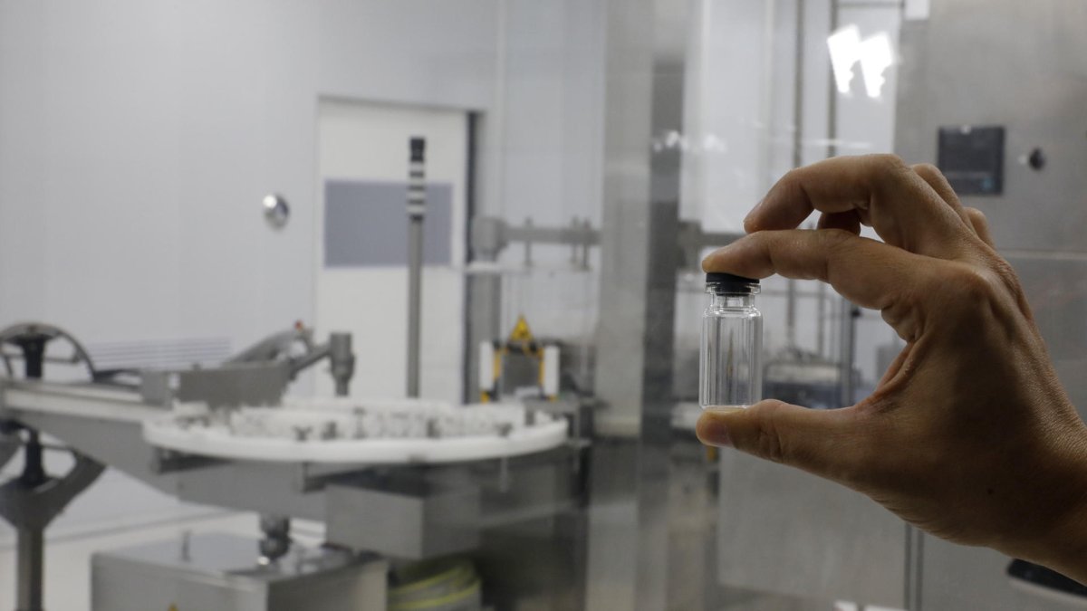 AME6130. RIONEGRO (COLOMBIA), 15/05/2024.- Una hombre sostiene un envase de una vacuna en la planta de producción de vacunas VaxThera, este miércoles en Rionegro (Colombia). La empresa colombiana de biotecnología VaxThera inauguró este miércoles en el municipio de Rionegro, cercano a Medellín, una planta de producción de vacunas y biológicos que tendrá la capacidad de fabricar 100 millones de dosis anuales y entrará en operaciones a inicios de 2025. EFE/ Luis Eduardo Noriega Arboleda
